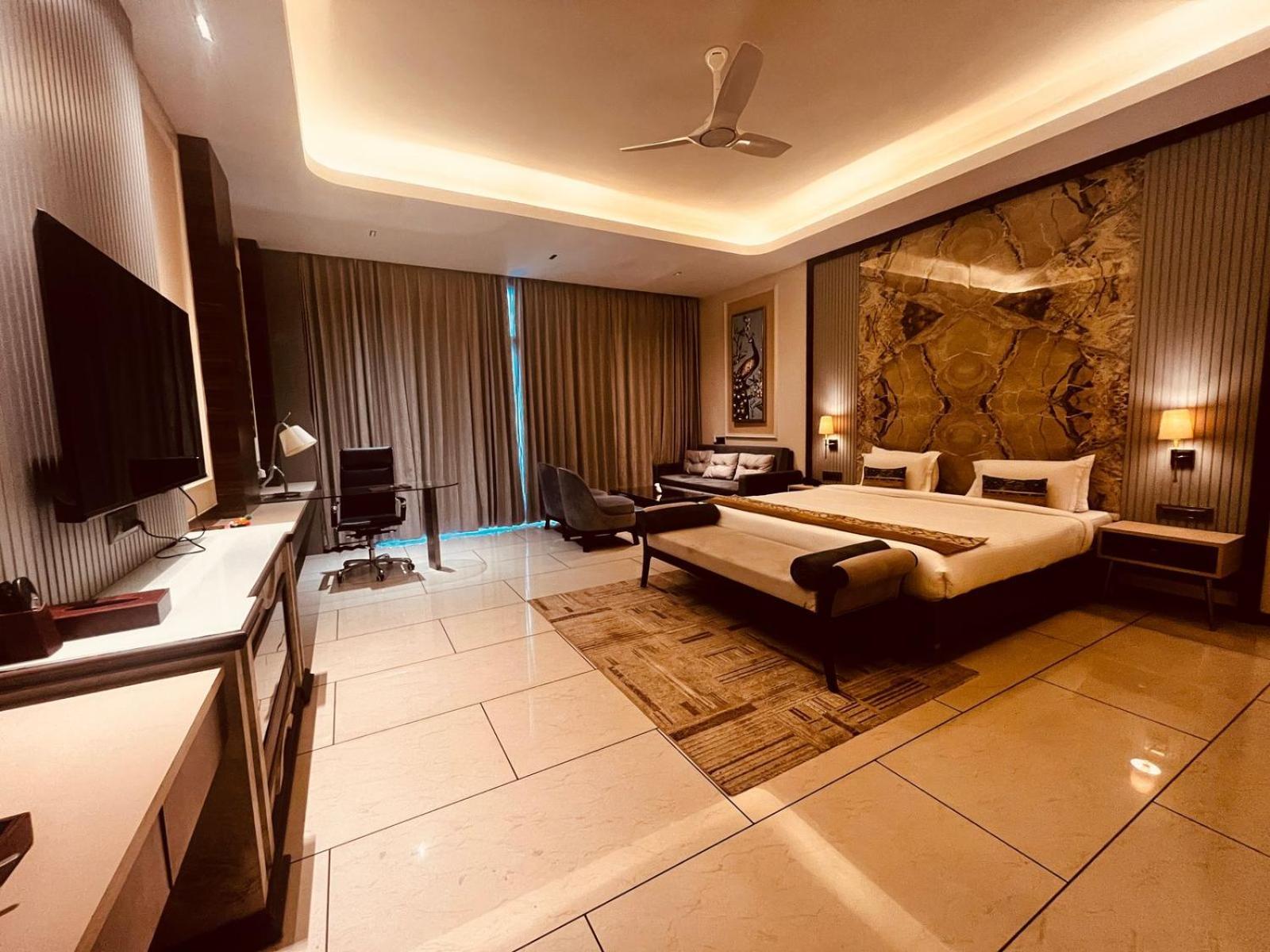 Lokesh Hotel Talai  エクステリア 写真