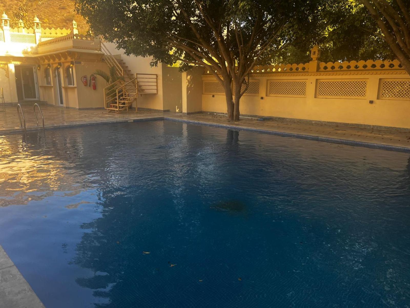 Lokesh Hotel Talai  エクステリア 写真