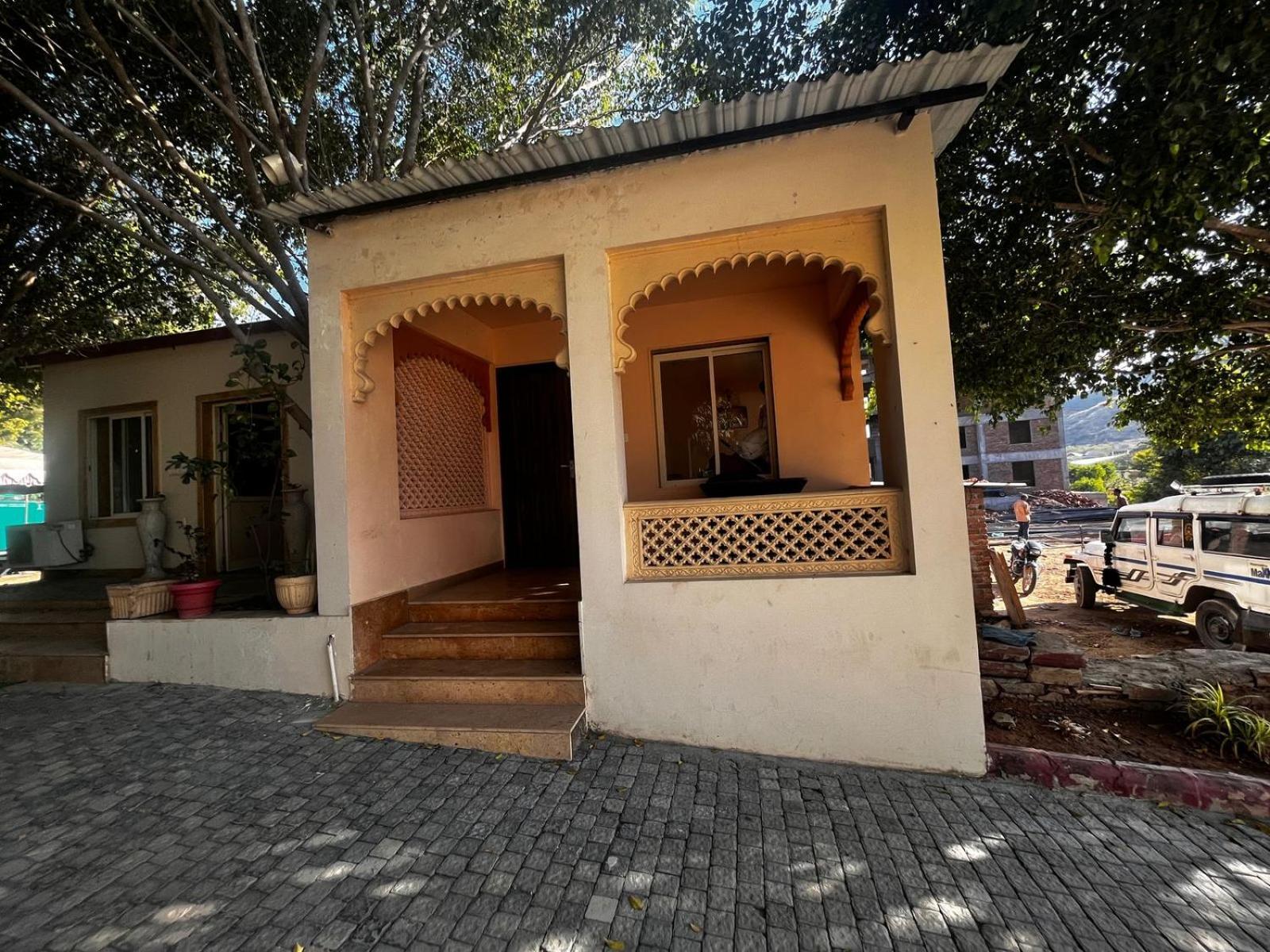 Lokesh Hotel Talai  エクステリア 写真